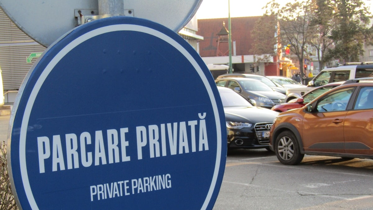 A blue sign that says paracare privat private parking